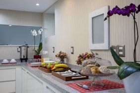 Dining room and breakfast available at Suites Coben.