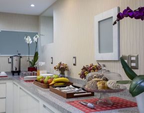 Dining room and breakfast available at Suites Coben.