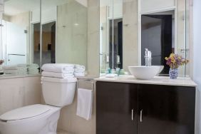 Day use room with guest bathroom at Suites Coben.