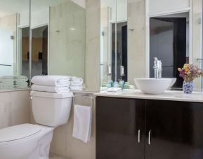 Day use room with guest bathroom at Suites Coben.