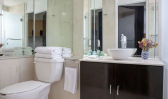 Day use room with guest bathroom at Suites Coben.