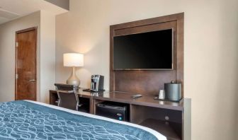 King room with TV and work space at Comfort Inn Prospect Park-Brooklyn.