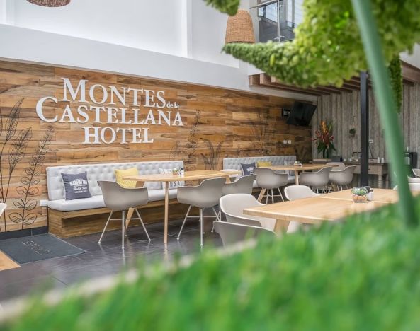 Dining and coworking space at Montes De La Castellana Hotel.