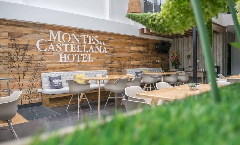 Dining and coworking space at Montes De La Castellana Hotel.