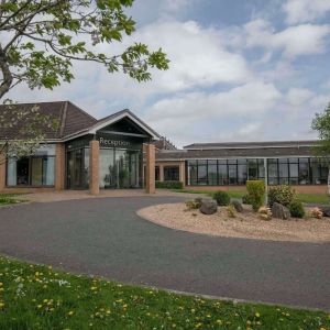 Hotel entrance and parking at DoubleTree By Hilton Glasgow Westerwood.