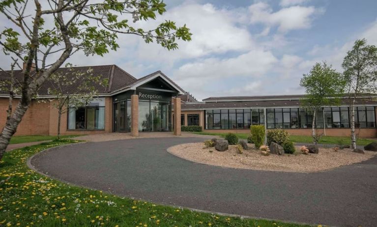 Hotel entrance and parking at DoubleTree By Hilton Glasgow Westerwood.