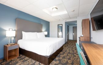 Day use room with TV at Regency Miami Airport By Sonesta.