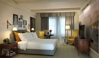 King room with natural light at InterContinental New York Barclay.