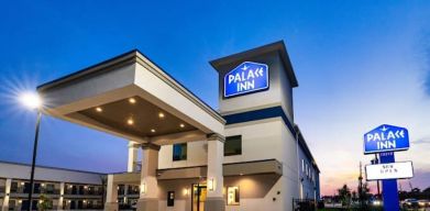 Hotel exterior and parking at Palace Inn Blue Copperfield.