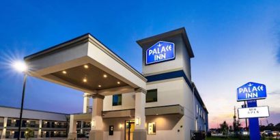 Hotel exterior and parking at Palace Inn Blue Copperfield.