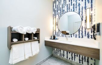 Guest bathroom with shower at Palace Inn Blue Copperfield.