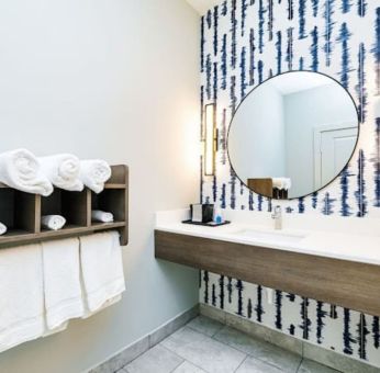 Guest bathroom with shower at Palace Inn Blue Copperfield.