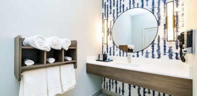 Guest bathroom with shower at Palace Inn Blue Copperfield.