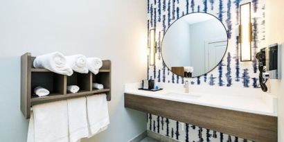 Guest bathroom with shower at Palace Inn Blue Copperfield.