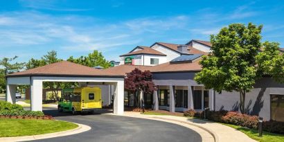 Hotel exterior at Courtyard Dulles Airport Chantilly.