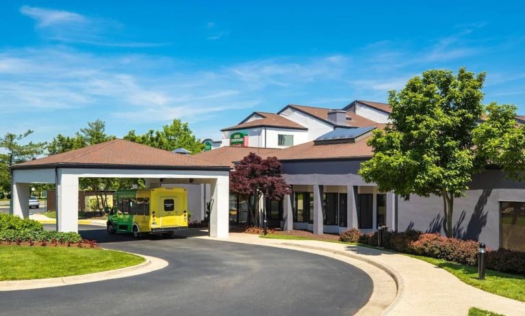 Hotel exterior at Courtyard Dulles Airport Chantilly.