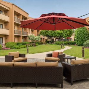 Outdoor seating area at Courtyard Dulles Airport Chantilly.