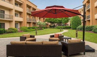 Outdoor seating area at Courtyard Dulles Airport Chantilly.