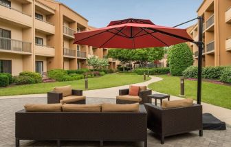 Outdoor seating area at Courtyard Dulles Airport Chantilly.