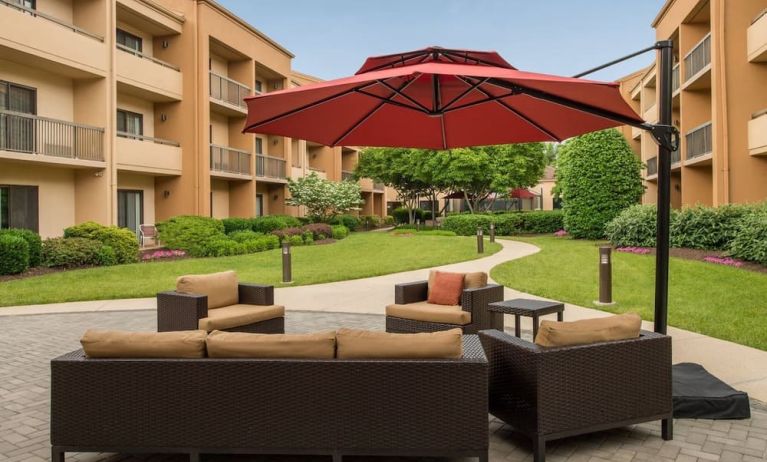 Outdoor seating area at Courtyard Dulles Airport Chantilly.