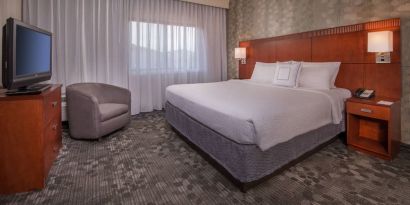 Romantic king room with TV at Courtyard Dulles Airport Chantilly.