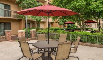 Outdoor terrace and seating at Courtyard Dulles Airport Chantilly.