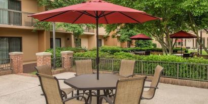 Outdoor terrace and seating at Courtyard Dulles Airport Chantilly.