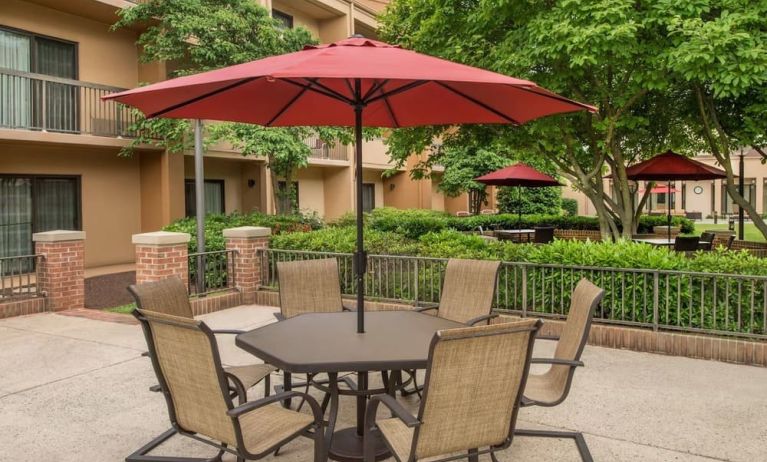 Outdoor terrace and seating at Courtyard Dulles Airport Chantilly.