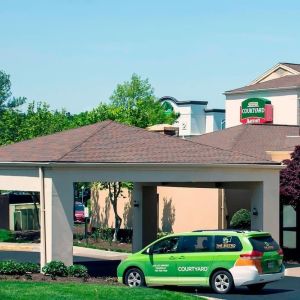 Hotel exterior and parking at Courtyard Dulles Airport Chantilly.