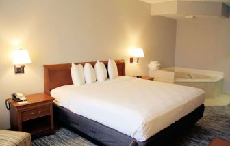 Day use room with hot tub at Country Inn & Suites By Radisson, BWI Airport.