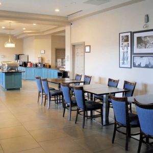 Dining room at Country Inn & Suites By Radisson, BWI Airport.