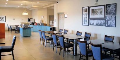 Dining room at Country Inn & Suites By Radisson, BWI Airport.