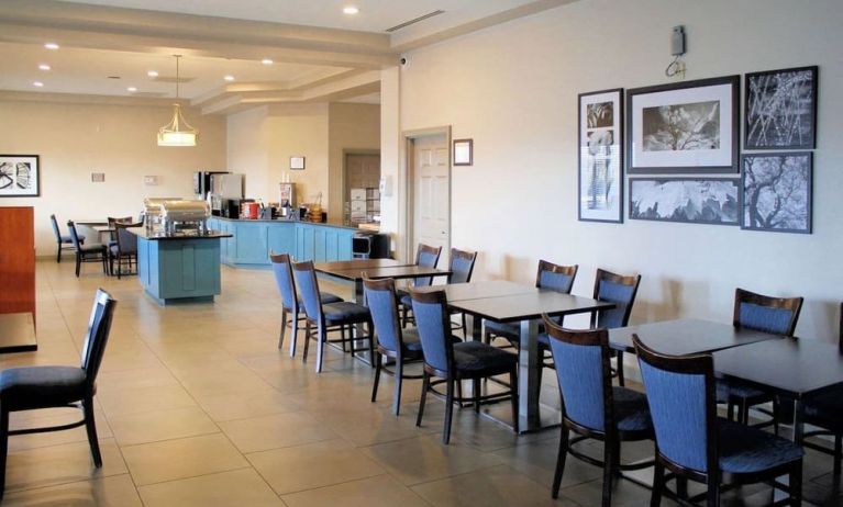 Dining room at Country Inn & Suites By Radisson, BWI Airport.