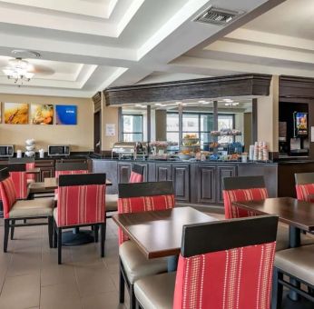 Dining room at Comfort Suites Baymeadows Near Butler Blvd.