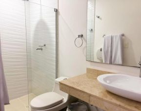 Guest bathroom with shower at Hotel Barranquilla Prado.