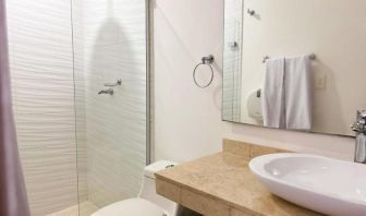 Guest bathroom with shower at Hotel Barranquilla Prado.