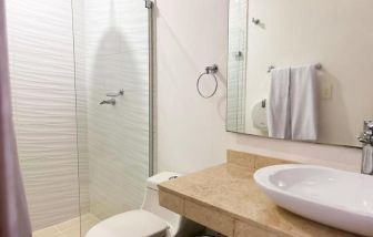 Guest bathroom with shower at Hotel Barranquilla Prado.