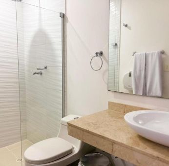 Guest bathroom with shower at Hotel Barranquilla Prado.