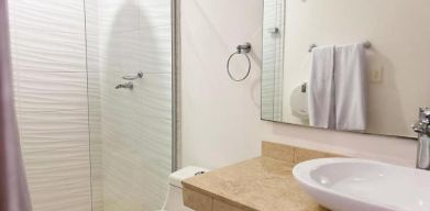 Guest bathroom with shower at Hotel Barranquilla Prado.