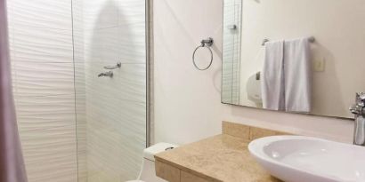 Guest bathroom with shower at Hotel Barranquilla Prado.