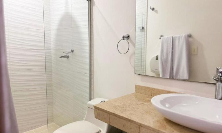 Guest bathroom with shower at Hotel Barranquilla Prado.