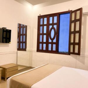 Day use room with natural light at Hotel Barranquilla Prado.