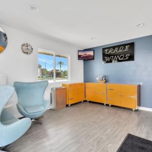 Coworking space and lounge at Tradewinds Motel.