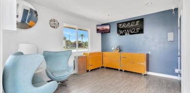 Coworking space and lounge at Tradewinds Motel.