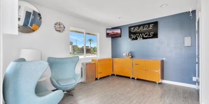 Coworking space and lounge at Tradewinds Motel.