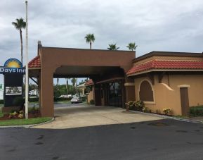 Hotel exterior and parking at Days Inn By Wyndham St Augustine/Historic Downtown.