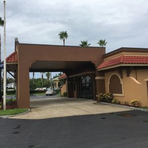 Hotel exterior and parking at Days Inn By Wyndham St Augustine/Historic Downtown.