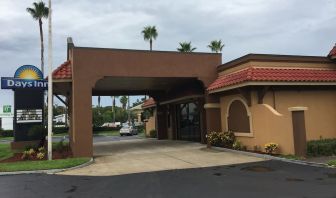 Hotel exterior and parking at Days Inn By Wyndham St Augustine/Historic Downtown.