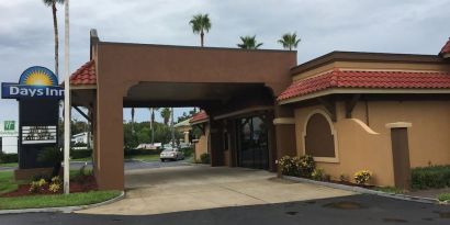 Hotel exterior and parking at Days Inn By Wyndham St Augustine/Historic Downtown.