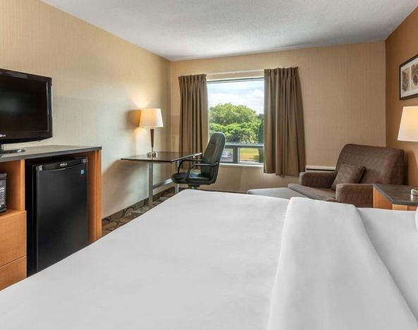 Day use room with natural light at Comfort Inn Sherbrooke.